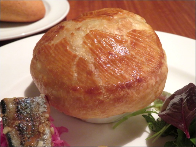 トリュフ香るキノコと帆立貝のパイ包み パイアップ（イーストサイド・カフェ）