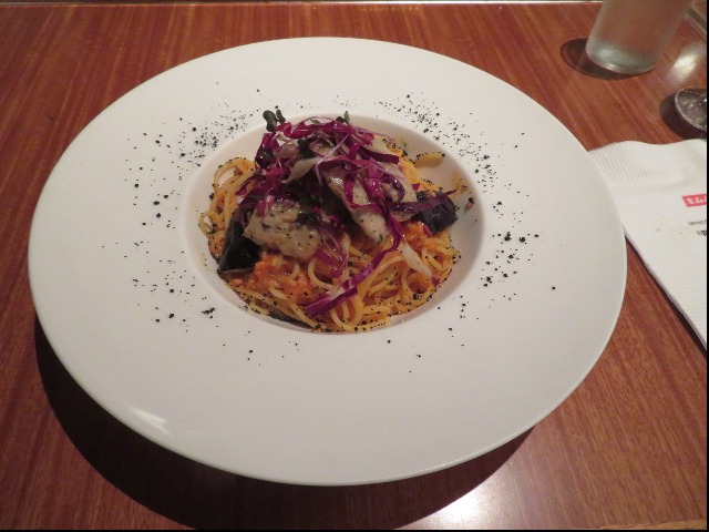 スパゲッティーニ、サルシッチャとナスのトマトパプリカソース（イーストサイド・カフェ）