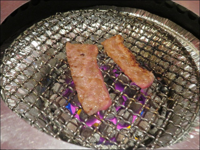 網の上のタン（焼肉トラジ）