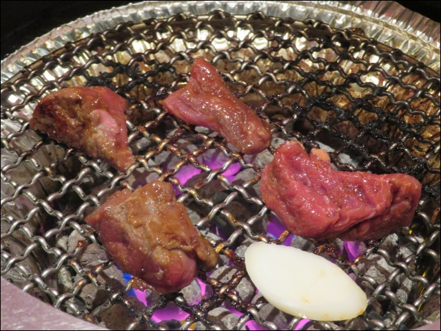 赤身切落し 網の上（焼肉トラジ）