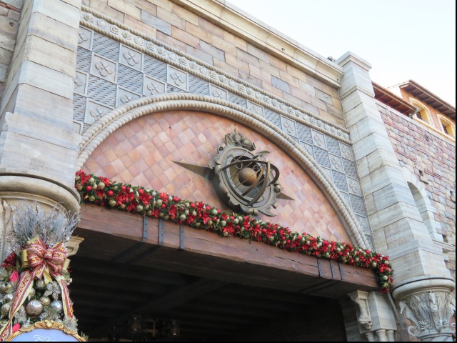 ミラコスタ通り入り口装飾（ディズニー・クリスマス 2022）