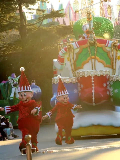 小人に先導されるドナルドフロート（ディズニー・クリスマス・ストーリーズ）