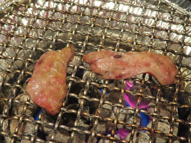 網の上のタン（焼肉トラジ）