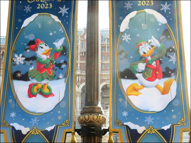 ドナルド、デイジー旗（ディズニー・クリスマス 2023）