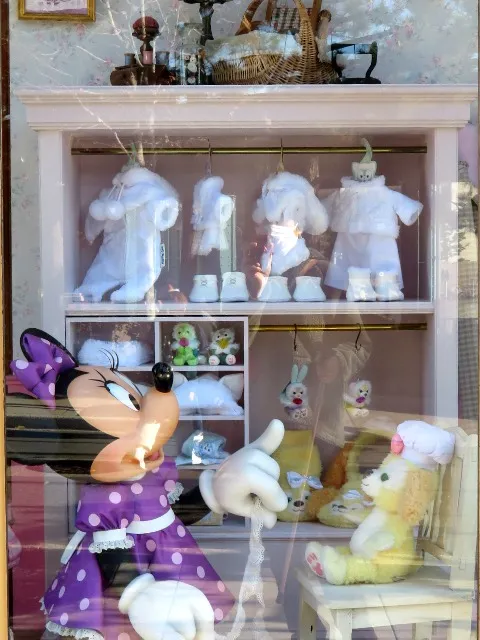 ショッピングウィンドウのミニーとクッキー・アン（ディズニー・クリスマス 2023）