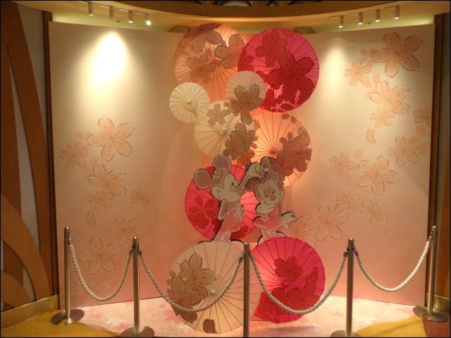 桜の和傘とミッキー、ミニー 入り口オブジェ（ディズニーストア）