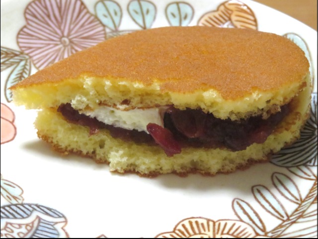 バターどらやき 断面（バターの女王）