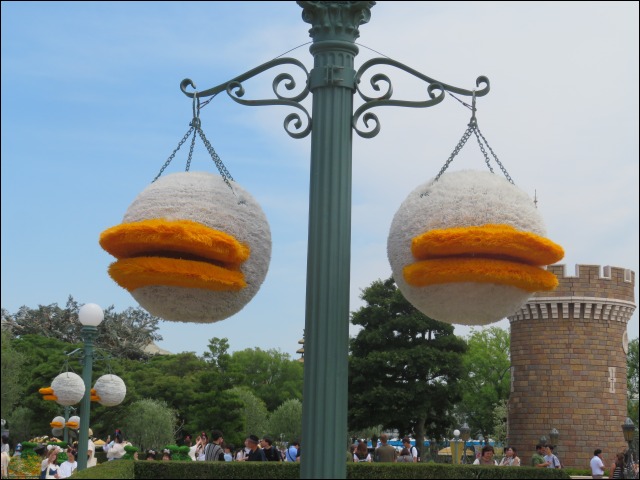 ドナルド型街灯飾り（ディズニー・パルパルーザ “ドナルドのクワッキー・ダックシティ”）