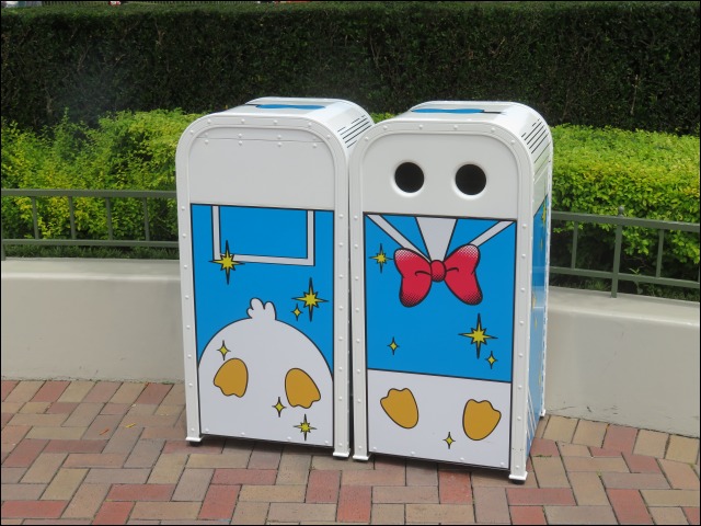 ドナルドのゴミ箱（ディズニー・パルパルーザ “ドナルドのクワッキー・ダックシティ”）