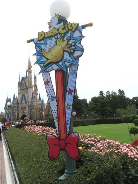 Duck City 柱飾り（ディズニー・パルパルーザ “ドナルドのクワッキー・ダックシティ”）