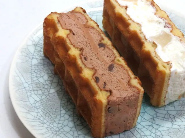 クリームワッフル ベルギーショコラ（マネケン）