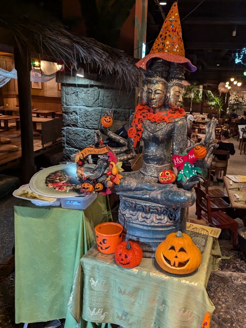 ハロウィーン仕様阿修羅像（モンスーンカフェ）