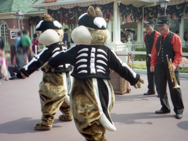 チップについていくデール（ディズニー・ハロウィーン 2002）