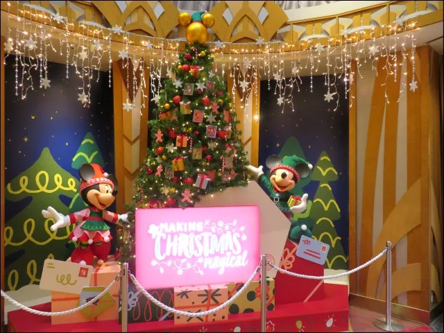 入り口のツリーとミッキー＆ミニー（ディズニーストア）