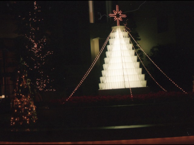 中庭のクリスマスツリー（ディズニーアンバサダーホテル）