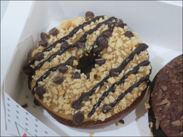 チョコ キャラメル クランチ（クリスピー・クリーム・ドーナツ）