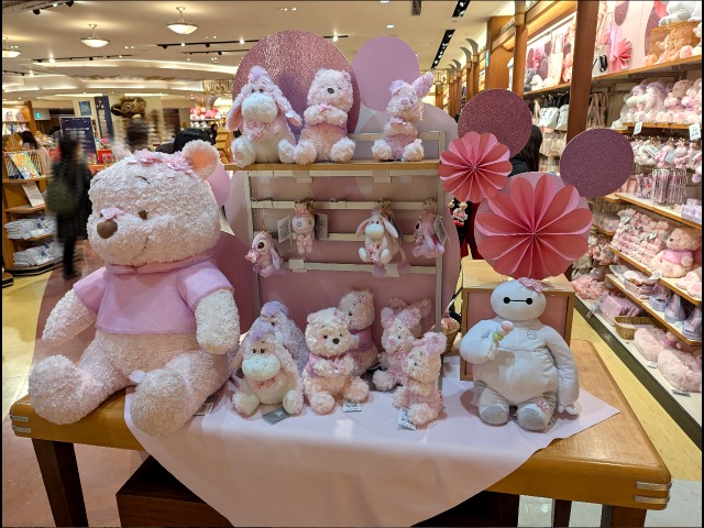 プーやベイマックス商品棚（ディズニーストア）