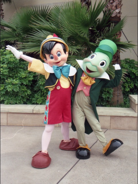 ピノキオとジミニー・クリケット（エントランス）