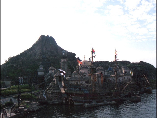 ガリオン船とプロメテウス火山（東京ディズニーシー）