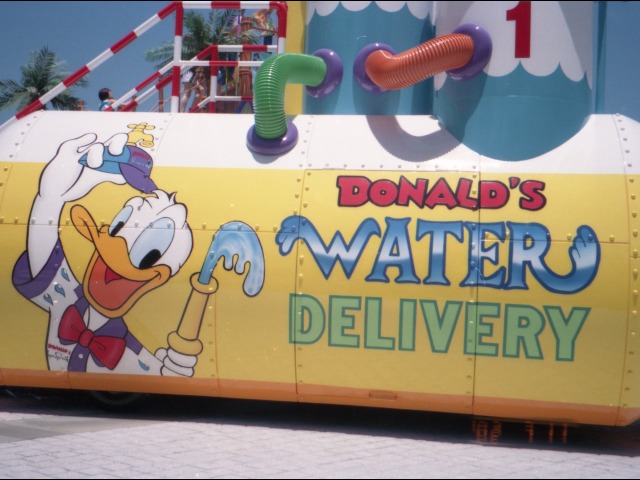 DONALD'S WATER DELIVERY（ドナルドのスーパースプラッシュ）