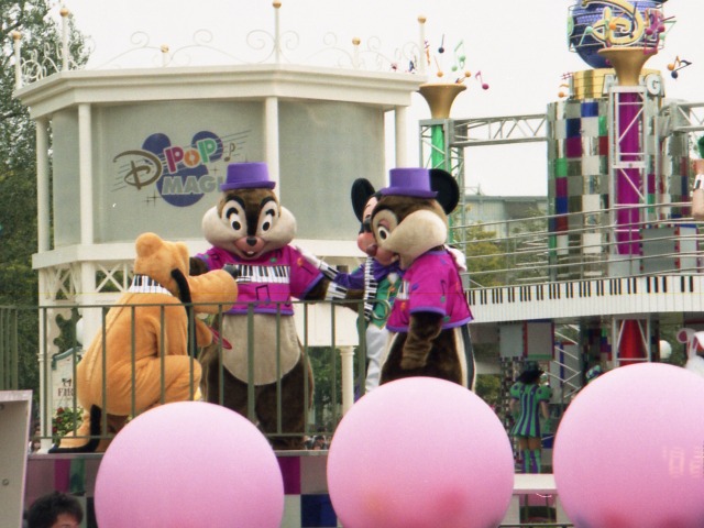 プルート、デール、チップ、ミッキー（Dポップ・マジック！）