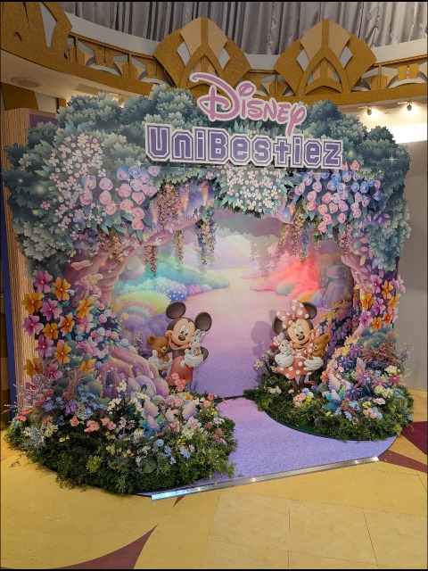 ユニベスティーズ モニュメント（ディズニーストア）
