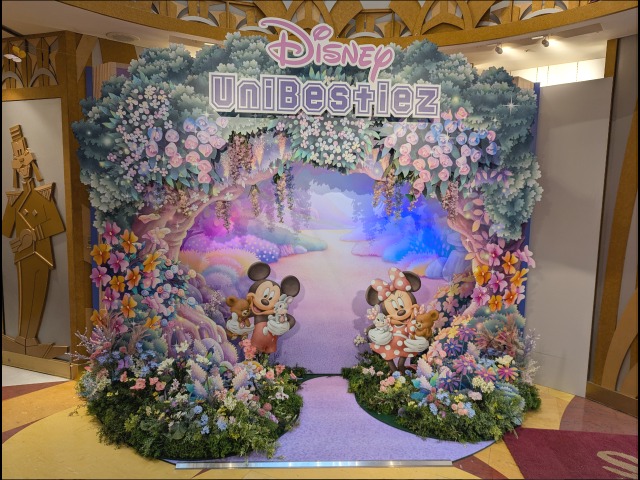 ユニベスティーズ売り出しモニュメント（ディズニーストア）
