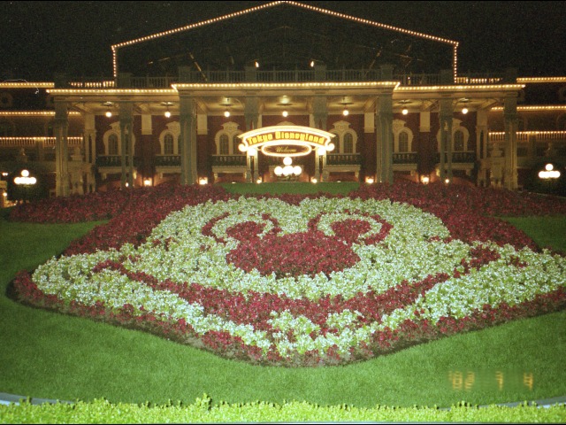 ミッキー花壇（エントランス）