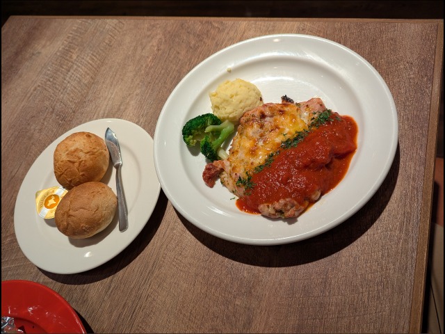 チキンミラネーズとパン（RED LOBSTER）