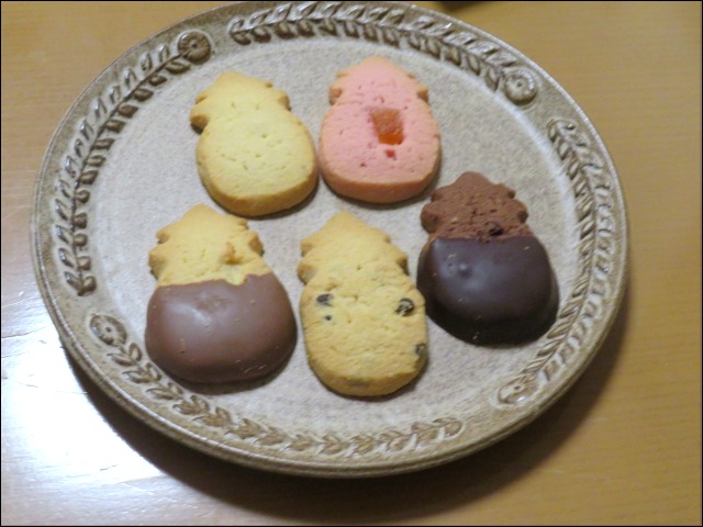バター・マカデミア、チョコレート・チップ・マカデミア、チョコレート・ディップ・マカデミア、グァバ、ダーク・トリプル・チョコレート・マカデミア（ホノルル・クッキー・カンパニー）