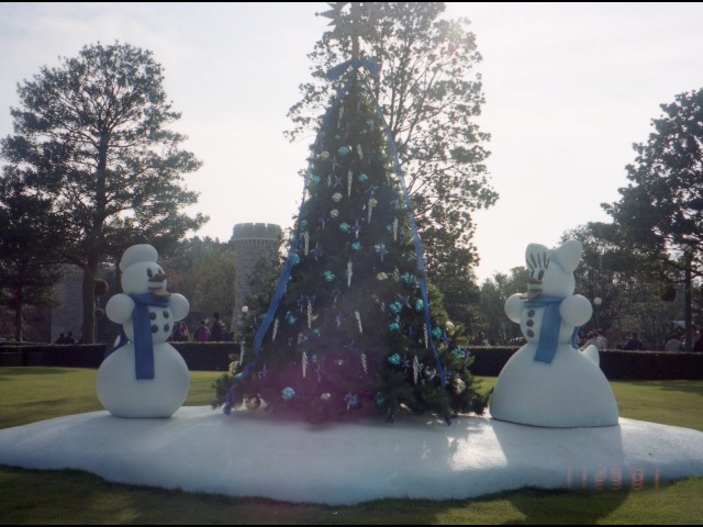 ドナルドとデイジーの雪だるま（クリスマス・ファンタジー 2001）