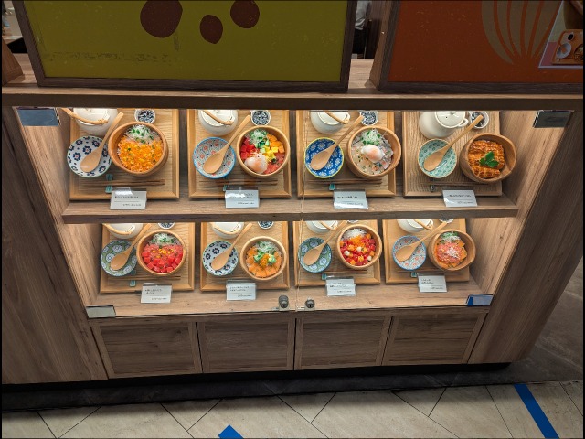 店外メニュー棚（こめらく お茶漬けと、いろどり唐揚げ。）