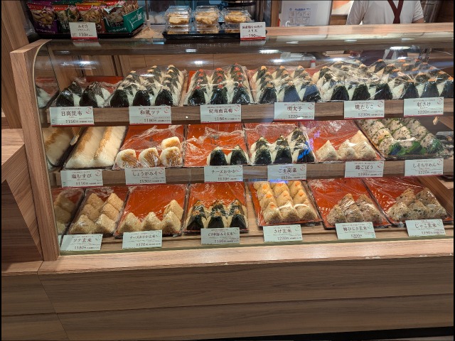 商品棚（おむすび権米衛）
