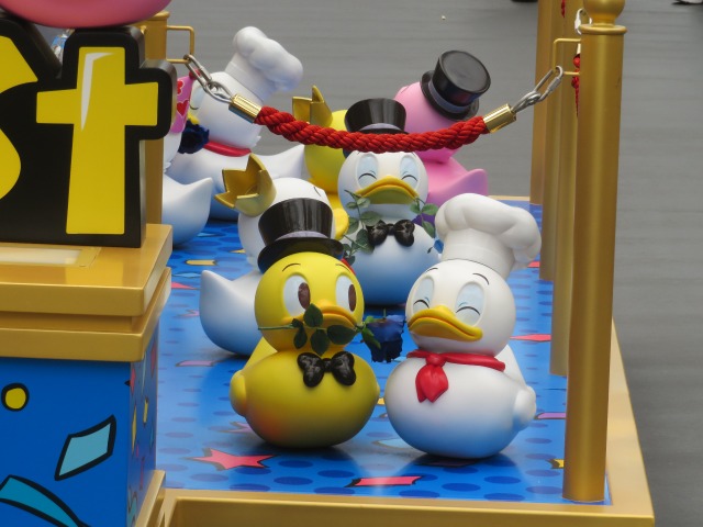 モニュメント周りの子ダック（ディズニー・パルパルーザ“ドナルドのクワッキー・ダック！ダック！ダックシティ！”）