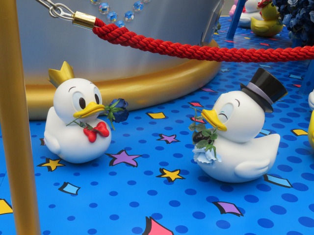 モニュメント周りの子ダック（ディズニー・パルパルーザ“ドナルドのクワッキー・ダック！ダック！ダックシティ！”）