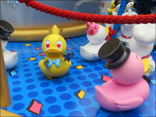 モニュメント周りの子ダック（ディズニー・パルパルーザ“ドナルドのクワッキー・ダック！ダック！ダックシティ！”）