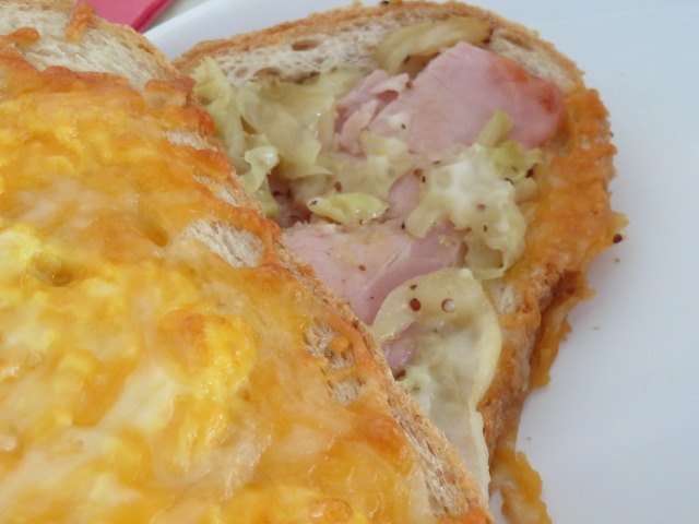 ハムとタマゴとチーズのホットサンド 中身（プラザパビリオン・レストラン）