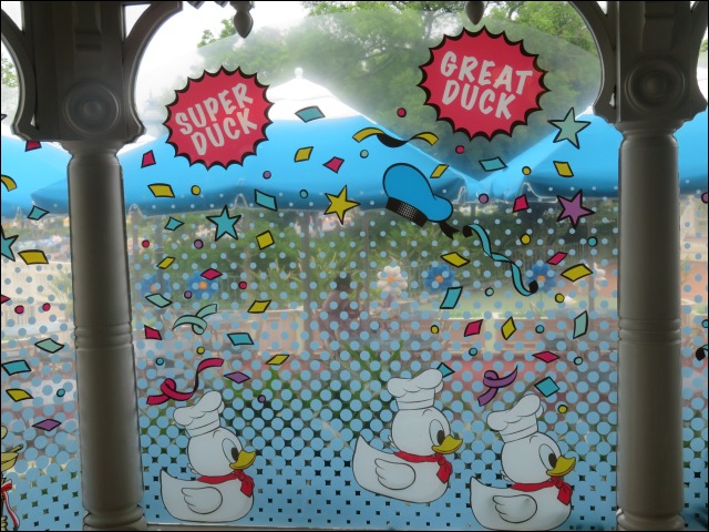 店内ウィンドウ飾り 横ダック（ディズニー・パルパルーザ“ドナルドのクワッキー・ダック！ダック！ダックシティ！”）