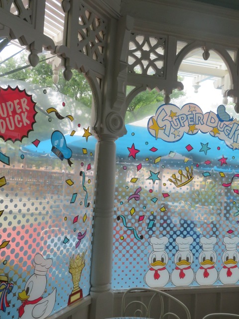 店内ウィンドウ飾り（ディズニー・パルパルーザ“ドナルドのクワッキー・ダック！ダック！ダックシティ！”）