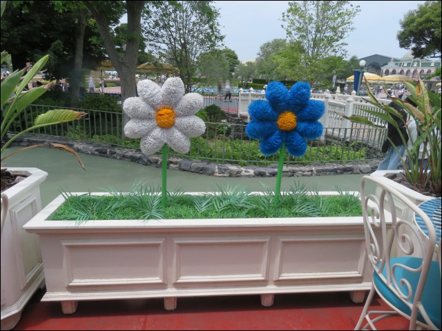 二色の花（ディズニー・パルパルーザ“ドナルドのクワッキー・ダック！ダック！ダックシティ！”）