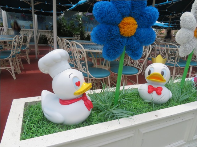 花壇とダックたち（ディズニー・パルパルーザ“ドナルドのクワッキー・ダック！ダック！ダックシティ！”）