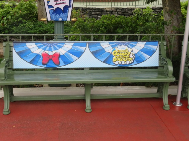 ベンチ（ディズニー・パルパルーザ“ドナルドのクワッキー・ダック！ダック！ダックシティ！”）