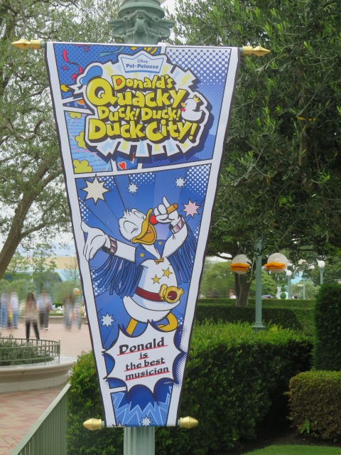 ミュージシャンドナルド旗（ディズニー・パルパルーザ“ドナルドのクワッキー・ダック！ダック！ダックシティ！”）