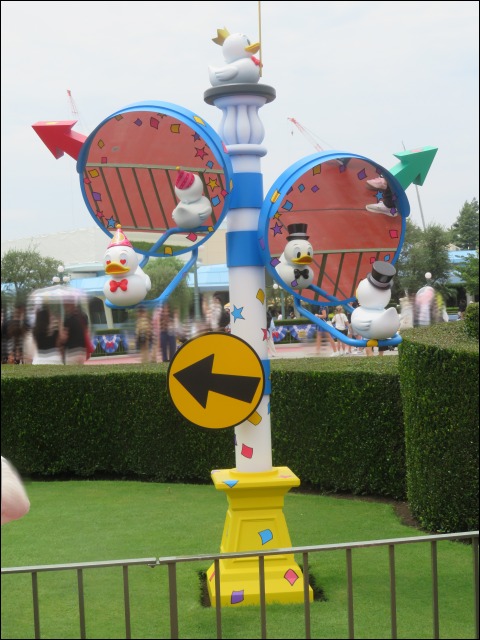 カーブミラー（ディズニー・パルパルーザ“ドナルドのクワッキー・ダック！ダック！ダックシティ！”）