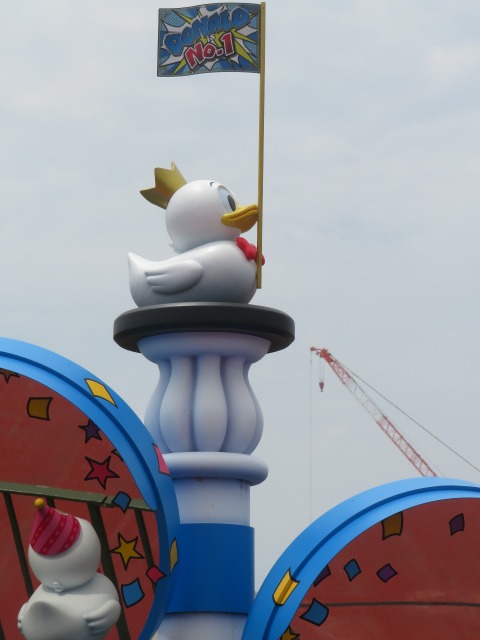 カーブミラー 上のダック（ディズニー・パルパルーザ“ドナルドのクワッキー・ダック！ダック！ダックシティ！”）