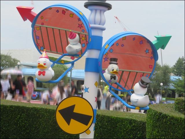 カーブミラー アップ（ディズニー・パルパルーザ“ドナルドのクワッキー・ダック！ダック！ダックシティ！”）