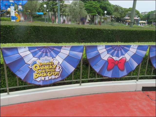 柵旗（ディズニー・パルパルーザ“ドナルドのクワッキー・ダック！ダック！ダックシティ！”）