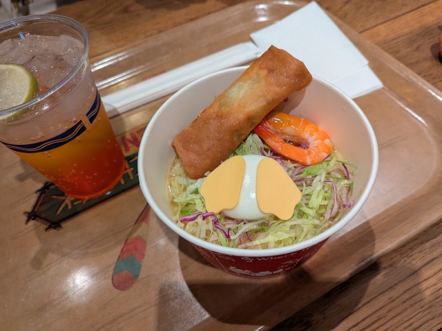 春巻きとエビの冷やし麺（ゆず塩）、エッグとチーズ添え（キャンプ・ウッドチャック・キッチン）