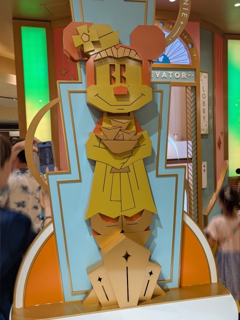 ミニー像（ディズニーストア）