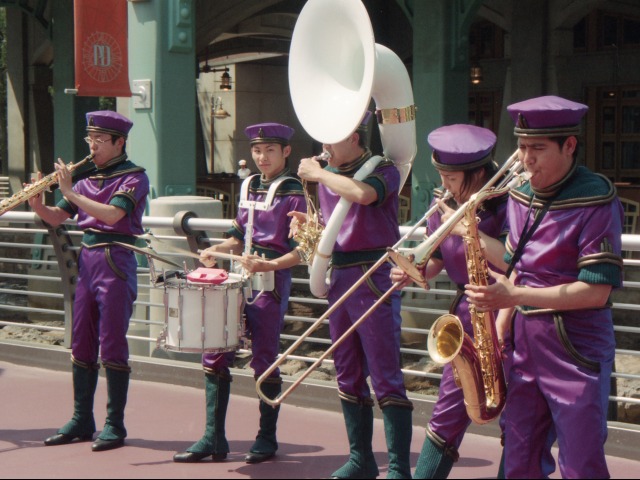 演奏中（ディスカバリー・ミュージック・トゥループ）